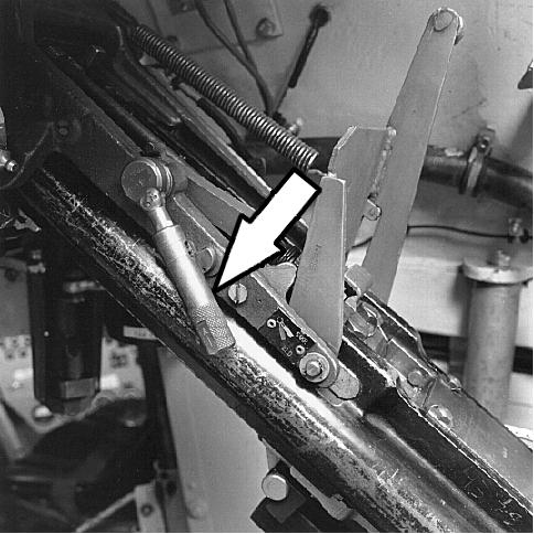 Kanon Laddning, avfyring 1 Säkra elektriskt genom att ställa strömställaren för elavfyring i läge SÄKR. 2 Spänn mekanismen. 3 Kontrollera att kanonen är säkrad mekaniskt (vredet i övre läget).