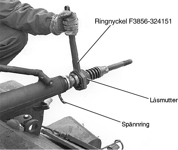 Använd ringnyckel F3856-325221. Bild 63.