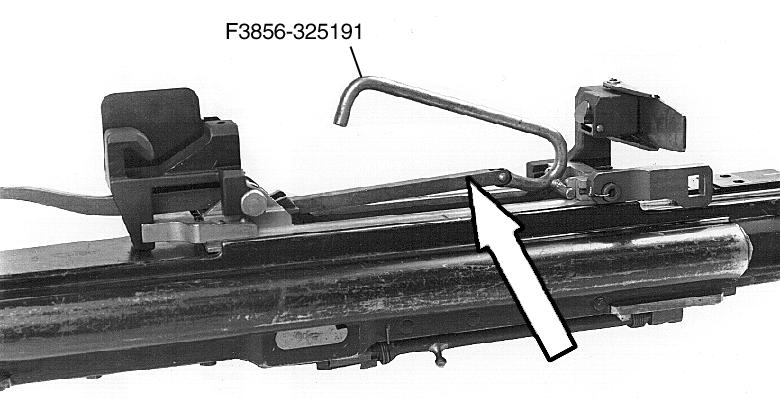 Magasinsslid Borttagning och isärtagning 1 Placera monteringsverktyget F3856-325191 för magasinsspärren på magasinssliden. Bild 68.