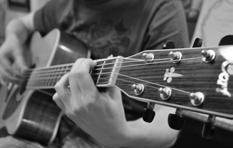 VUXNA ÖPPEN SCEN MUSIK MED SINGER-SONGWRITERN DAVID HEDENRUD David gör lugna och intensiva låtar för gitarr och sång. Med musik och text försöker han att skriva om saker som betyder någonting.