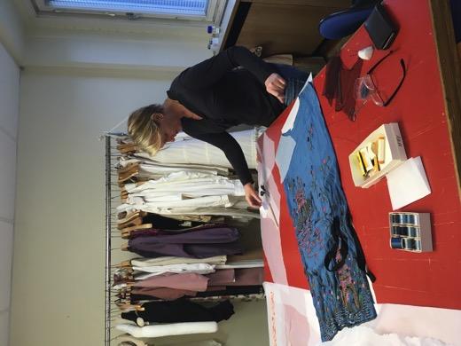 Just nu arbetar vi i textilateljén med att förbereda så mycket som möjligt inför att vi ska montera allt på plats i utställningslokalen.