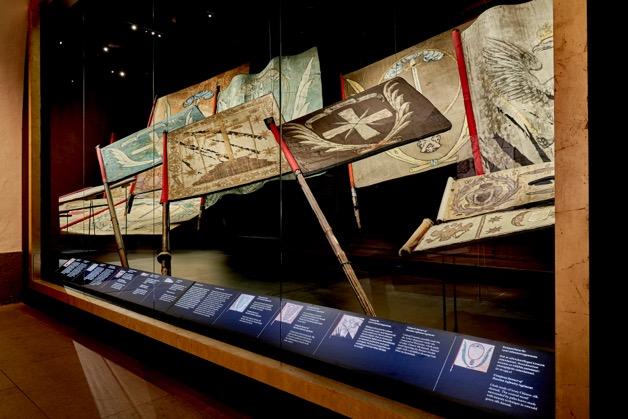 28 fanor och vimplar är nu utställd på Armémuseum och utställningen ska stå i två år. Vid våtrengöringen av fanorna hade vi extern hjälp av Augusta Persson, Kajsa Hammarsten och Yvonne Florman.