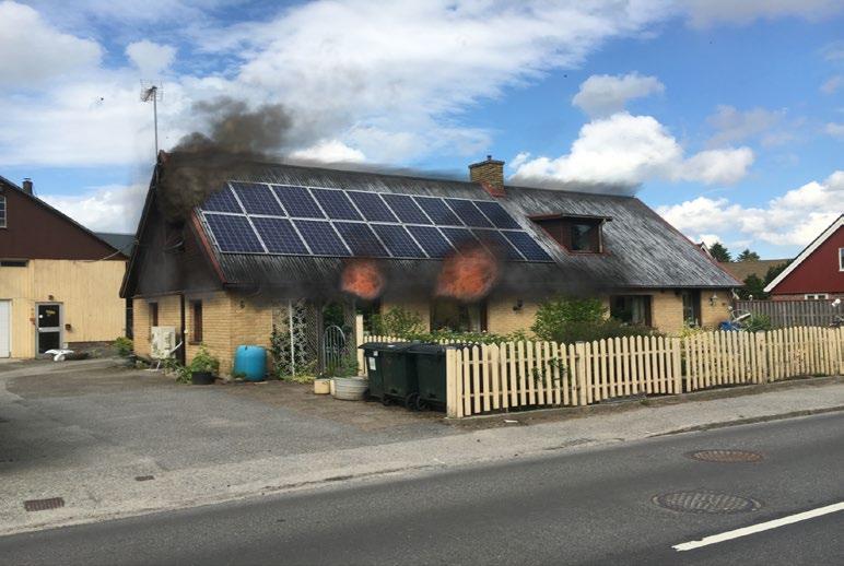 OPERATIV METODIK VID INSATSER DÄR DET FINNS SOLCELLSANLÄGGNINGAR 37 Praktikfall hur man kan hantera solceller vid olika händelser och installationer Praktikfall 1: Villabrand med synliga solpaneler