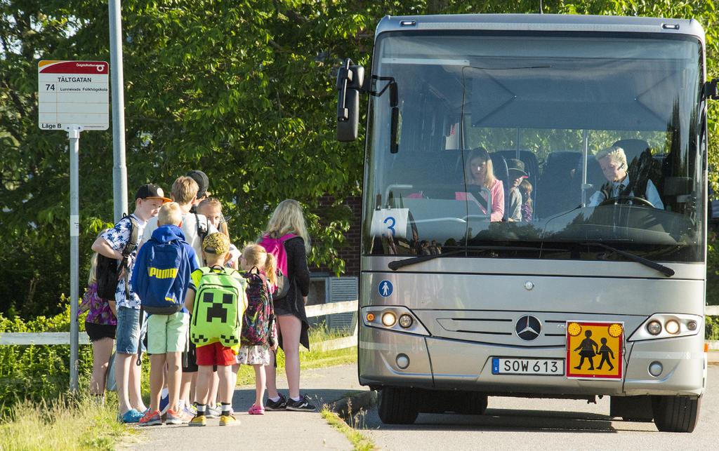 Ur Skollagen (2010:800) Enligt skollagen regleras skolskjuts på följande vis; Elever i grundskola med offentlig huvudman har rätt till kostnadsfri skolskjuts från en plats i anslutning till elevens