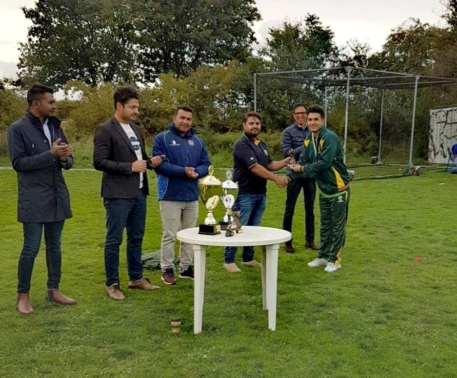 På motsvarande sätt spelades finalen i Division 1 40-overs ligan mellan Pakistanska Föreningen (även kallat Jinnah CC) och Malmöhus Cricket Club på Limhamnsfältet i Malmö.