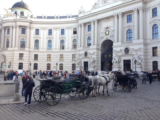 Grottorna är de största i hela Centraleuropa. Vi tar oss runt med båt i grottorna. Lunchen intas i Mikulov. Guidning av stadens centrala delar med bl.a. slottet och slottsträdgården samt de Måndag 23 september Morgonpromenad innanför ringen i Wien, för de som så önskar.