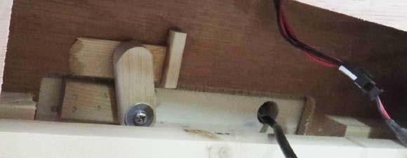 Sänk ned takpanelen genom att ta bort de bakre skumplastblocken först