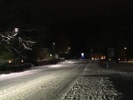 Bruksvägen Trottoar finns på vänstersida MEN belysning är på motsatt sida. Trottoar slutar vid värdshuset.