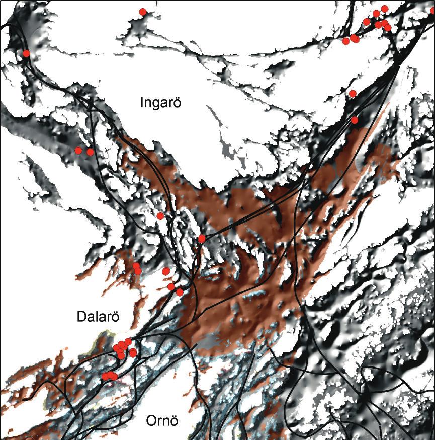 Figur 5. Skeppsvrak (fasta fornlämningar, röda prickar) och farleder utanför Dalarö jämfört med djup- och bottenförhållanden. Det grå är lerbottnar och det bruna är mjukbottnar (gyttja, dy).
