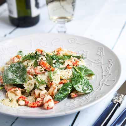 PASTA FARFALLE med kräftstjärtar och dill Ca 20 min Pasta 2 port pasta ½ rödlök Olivolja* 1 dl creme fraiche ½ färsk dill Rivet skal av ½ citron ½ msk citronsaft 1 krm svartpeppar* 1 ask