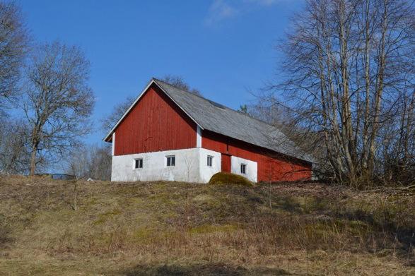 LADUGÅRD Uppförd i trä/betongsten på gjuten grund under tak av eternit och med fasad av trä/puts. Byggnaden hyser äldre kostall, loge/vagnslider mm. Byggnadsarea ca 18 m x 8 m.