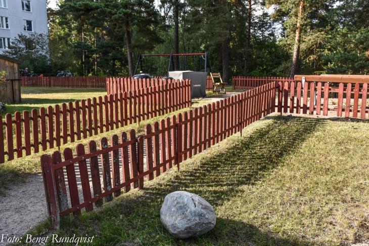 - Vårblommande lökväxter - Buskar runt sopstationen bör föryngringsbeskäras. Rosor närmast vägen bör tas bort.