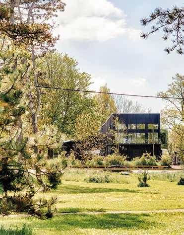 Välkommen I fiskeläget Borstahusen strax norr om Landskrona hittar du vår resort. Med stugor, camping och SPA i underbar natur intill Öresunds salta vågor.