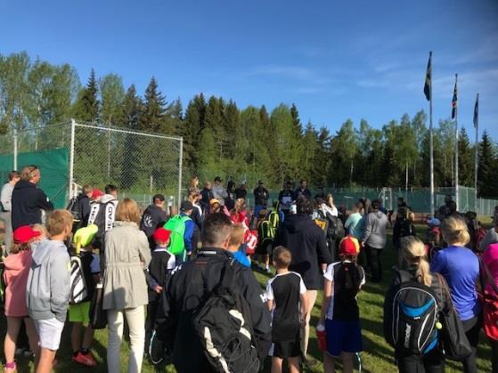 Verksamhetsberättelse Åkersberga tennisklubb 2018-12-31 med mindre fokus på resultat. Saft och bulle eller korv, bröd och popcorn som avslutning är populärt inslag för barnen.