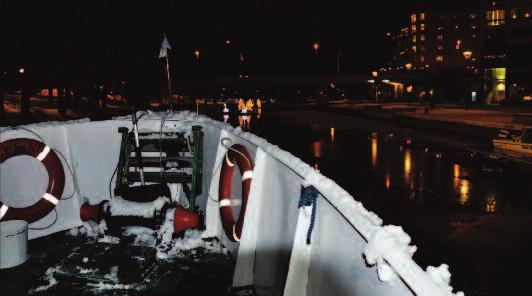 Ett ypperligt tillfälle att njuta i oslagbar skeppsmiljö av ett vackert upplyst Linköping i julskrud betraktat från vattensidan.