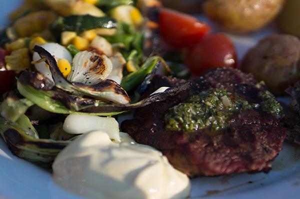 Det finns olika sätt att göra chimichurri på. I den här var det oregano och persilja.