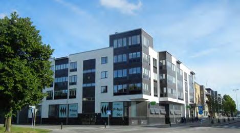 Däröver är fasaden i tegel respektive puts. Taket har tydliga skorstenar i hörnen och är tegelklätt. Arkitekt: LBE Arkitekt AB Beställare: Ateneum Entreprenör: NCC Byggår: 2001 8 Kv.