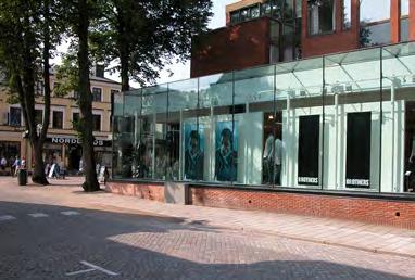 Arkitekt: Gestalt arkitektur Beställare: Norrporten Entreprenör: Midroc Byggår: 2002 12 Piazza Teatro Piazza Teatro, vid Teatertorget, ger på ett föredömligt