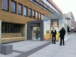 dm K micro BILDSKÄRM SOM VISAR KULTUR- OCH FRITIDSAKTIVITETER SITTBÄNK ENTRÉ- TORG MONTER FÖR KONST PLAN 1:100 (A3) 16 Förslag till ny entré för kultur- och fritidsförvaltningen längs Västergatan.