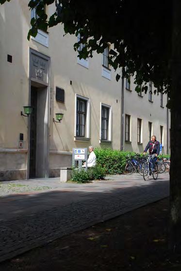 Den utvändiga trappan togs bort och ersattes av en invändig trappa och en hiss. Exteriört tillskapades en mindre entreplats.