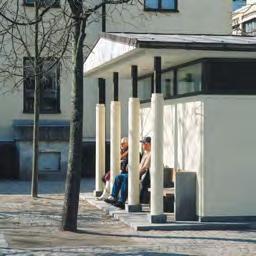 Invid residenset har denna transformator gestaltats som ett litet lusthus putsat i samma nyans som residenset.