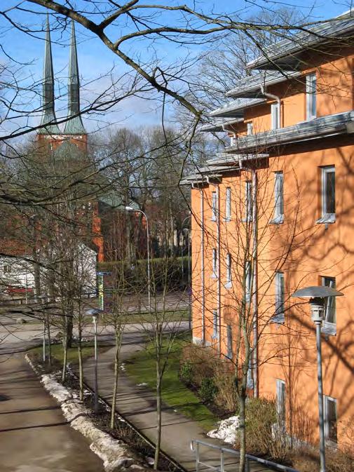 27 Östregård äldreboende Öster om Domkyrkan ligger detta äldreboende vackert grupperat kring en gård som öppnar sig mot Linnéparken och Växjösjön.