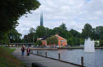31 Vattentorget Erland Ullstad drev som stadsarkitekt igenom idén att förvandla den leriga parkeringsplatsen vid IOGT-huset till ett bilfritt torg.