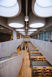 Projektet innehåller en magnifik entréhall, som sammanbinder biblioteket med institutionerna för pedagogik och humaniora.