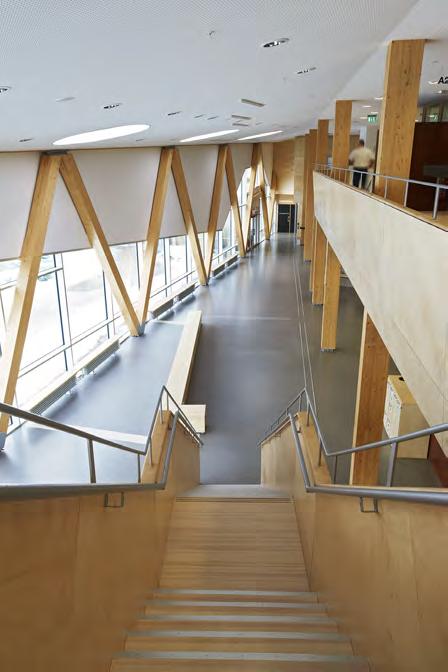 53 Hus N Hus N är en viktig pusselbit i utbyggnaden av Linnéuniversitetet på Campus. Byggnaden karaktäriseras av en dynamisk utformning som bland annat gestaltas med byggnadens synliga stomme i trä.