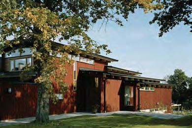 58 Aspenvillorna Kv Aspen ligger centralt i Växjö. Marken sluttar kraftigt åt öster. Husens invändiga planlösning lever i symbios med trädgårdsrummen.