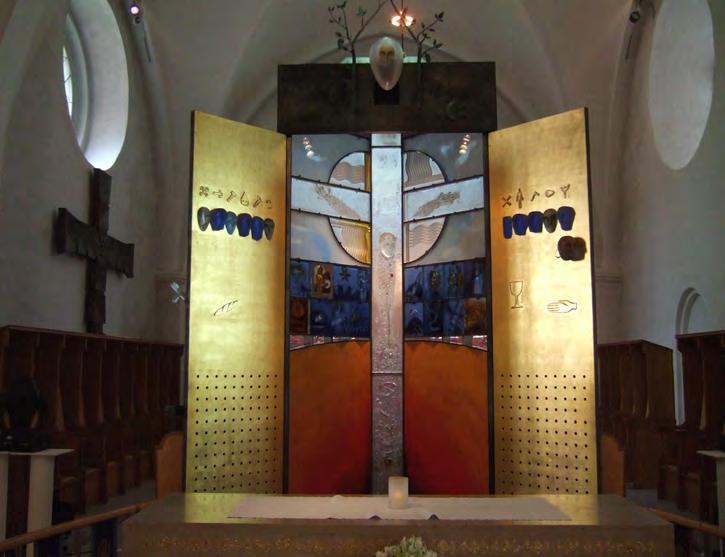 1 Växjö domkyrka Kyrkans äldsta delar är från 1100-talet. Vid restaureringen 1956-60 återskapades tornets dubbelspiror och kyrkan fick sin varmt tegelröda färg.