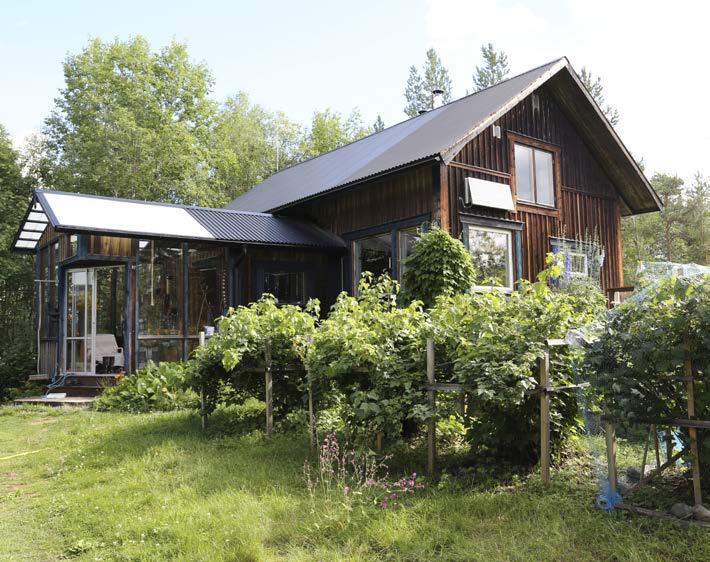 Passande även idag, eftersom Hofgaards i stort sett är självförsörjande på både grönsaker och ägg. Framför huset, eller snarare husen, ligger Guns alla odlingar.