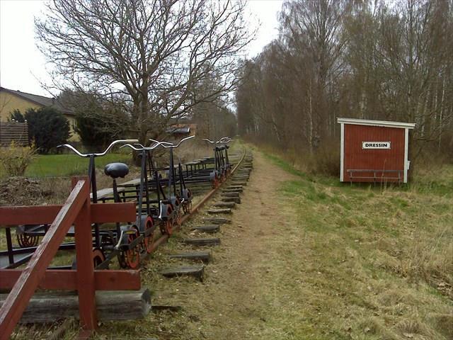 Dressincykling Vi cyklar dressin längs gamla järnvägsspåret från Broby till Glimminge station Broby Lördag 3