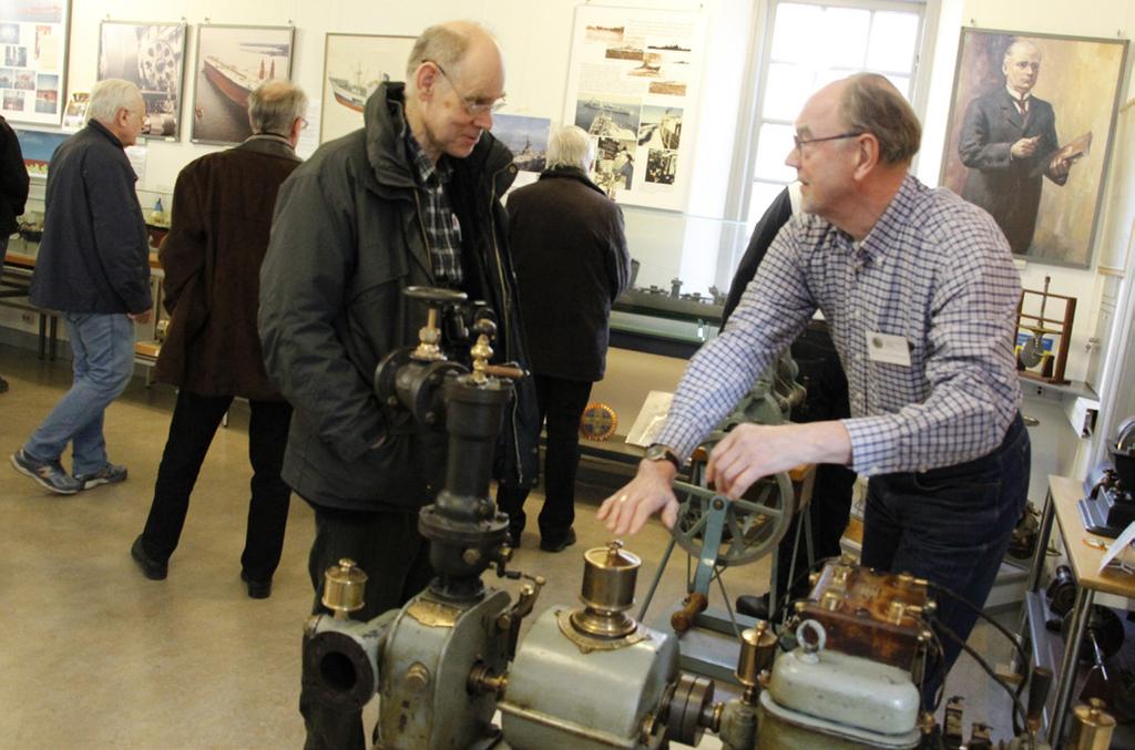 2:4 Museidagar med årsmöte - fortsättning Vi hann även med ett besök i hyttan på Reijmyre Glasbruk. Vid Finspångs Turbinhistoriska Museum fick vi en riktig solskensfika.