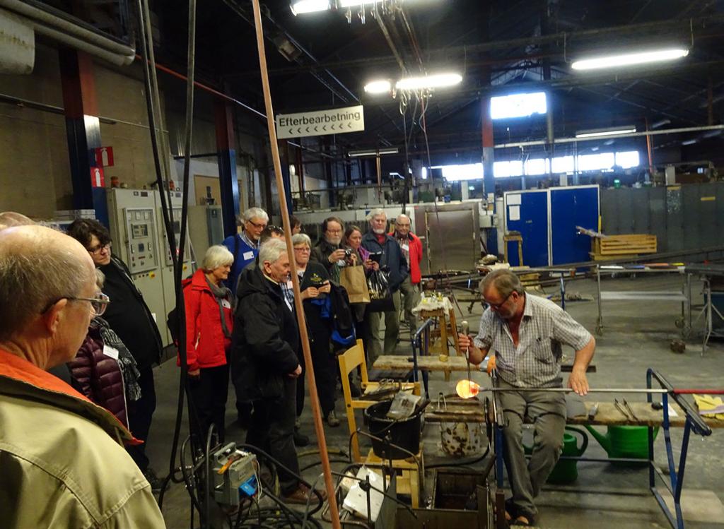 Häfla Hammarsmedja startade upp den stora hammaren och imponerade oss alla. Engagerade och intresserade deltagare vid visning av Finspångs Turbinhistoriska Museum.