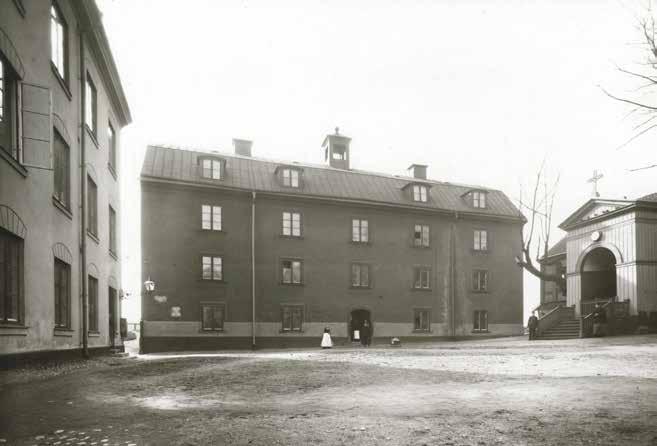 NICOLAIHUSET PÅ ETT FOTOGRAFI FRÅN OMKRING SEKELSKIFTET 1900. FASADEN HADE DÅ EN MÖRKARE FÄRGSÄTTNING ÄN I DAG OCH DEN MITTERSTA TAKKUPAN SAKNAS. FOTO SSM, CF62.