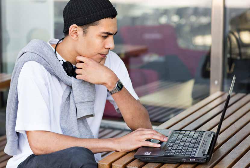 SFI på distans Sfi C och D, STUDIEVÄG 3 Läs svenska, där det passar dig! Ibland kan det vara svårt att kombinera studier med arbete, föräldraledighet eller något annat.
