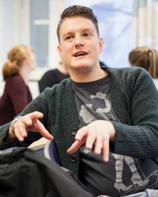 Allmän information om vuxenutbildning Kommunal vuxenutbildning (Komvux) omfattar svenska för invandrare (sfi), vuxenutbildning på grundläggande nivå samt vuxenutbildning på gymnasial nivå.