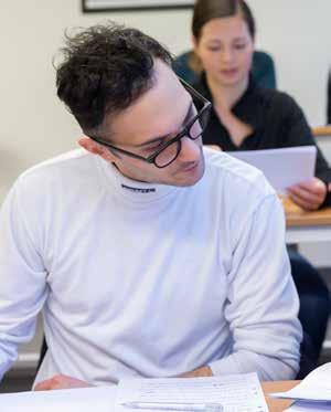 Sfi och yrkesutbildning i kombination Sfi i kombination med yrkesutbildning är en utbildning som dels innehåller sfi-kurser och dels kurser på gymnasial nivå.