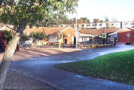HOVHULTSSKOLAN F 6 260 elever HÄLLEBERGSSKOLAN FRISTÅENDE F 9 90 elever Vi är en skola med öppen och välkomnande atmosfär.