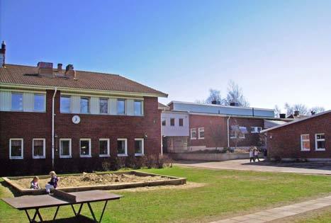 LANE-RYRS SKOLA F 6 155 elever LJUNGSKILESKOLAN F 6 505 elever Lane-Ryrs skola är den populära IKT-skolan mitt i naturen. Våra elever har god tillgång till nya verktyg för lärande.