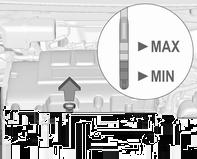 152 Bilvård Beroende på motor används olika oljemätstickor. Om motoroljenivån har sjunkit till påfyllningsmarkeringen MIN ska motorolja fyllas på.