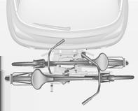 56 Förvaring 3. Säkra båda cykelhjulen mot hjulhållarna med spännbanden. 4. Kontrollera att cykeln sitter fast ordentligt. Se upp Se till att mellanrummet mellan cykeln och bilen är minst 5 cm.