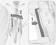 Förvaring 57 Utan påsatt adapter: Borttagning av cyklarna Lossa båda hjulens fästremmar. Vrid knoppen moturs och ta bort monteringsfästena. Demontering av adaptern 1. Fäll in hjulhållarna.