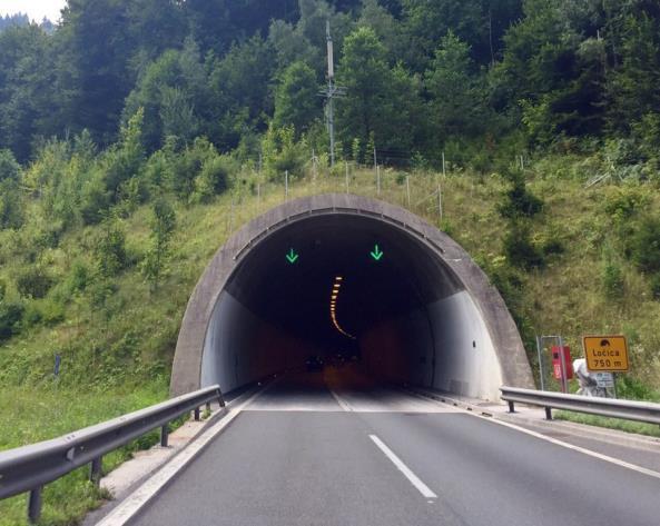 5. Utformning 5.1 Tunnelport Tunneln kommer att ligga i skogsmark i en ganska otillgänglig miljö. Tunnelpåslagen utförs som enkla portar med platsgjutna portaler 5.