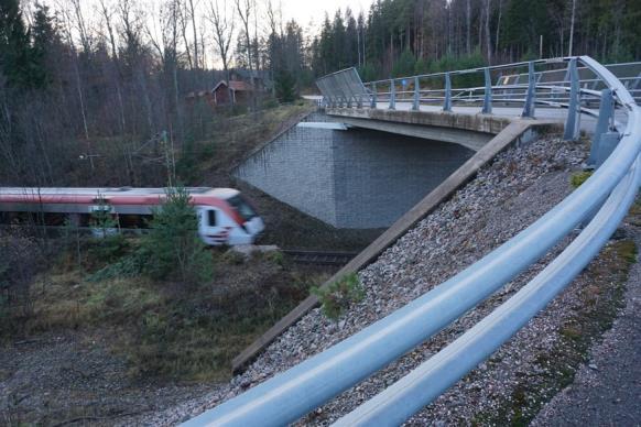 Bron är redan byggd och man har tagit höjd för utbyggnaden av dubbelspåret. Passagen kommer efter utbyggnaden att vara enda alternativet för den plankorsning som kommer att stängas i Mariedamm.