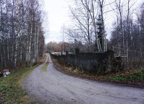 Till höger är en bild på dagens situation som visar hur slyvegetationen har tagit över, främst björk och asp. Sträckan Dunsjö-Jakobshyttan går genom ett skogstäckt område.