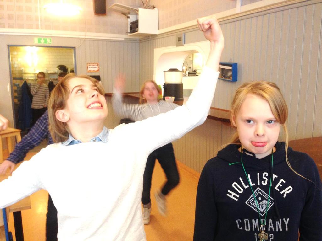 Förresten, påminn gärna barnen om att de kan lämna in sina värdesaker till personalen på MFK under tiden de är här är att kläder ofta
