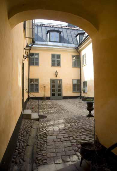 DEN STENSATTA INNERGÅRDEN TILL BOSTADSHUSET. FOTO J. MALMBERG.