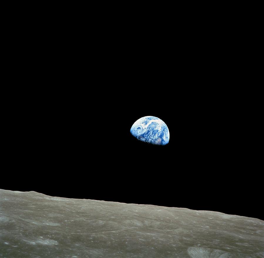 När astronauterna på rymdskeppet Apollo 8 för första gången såg jorden stiga över månens horisont drog de efter andan.